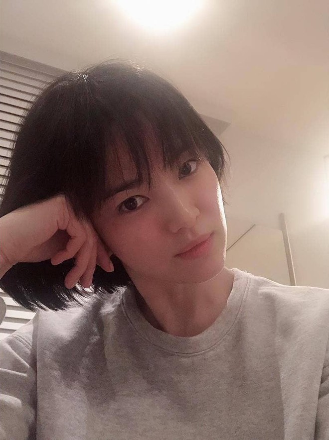 Song Hye Kyo gây choáng với ảnh selfie siêu cận mặt: 38 tuổi mà da bóng mịn không chút nếp nhăn - Ảnh 2.