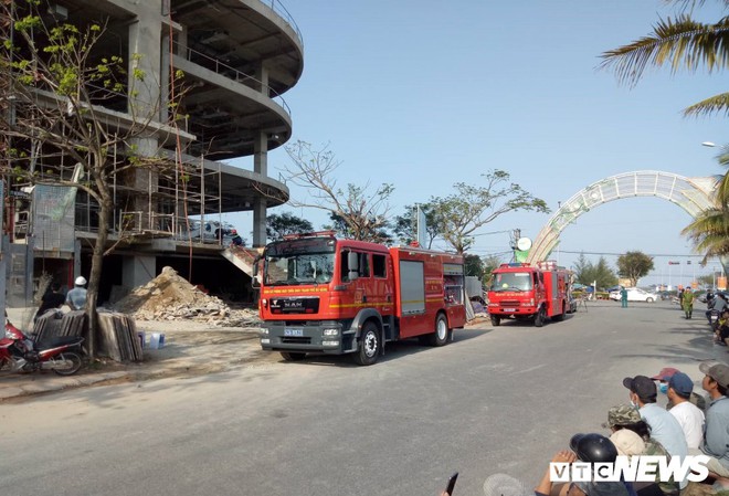 Cháy tòa nhà DITP Trung Nam tại Đà Nẵng, cột khói nghi ngút bốc cao hàng chục mét - Ảnh 2.