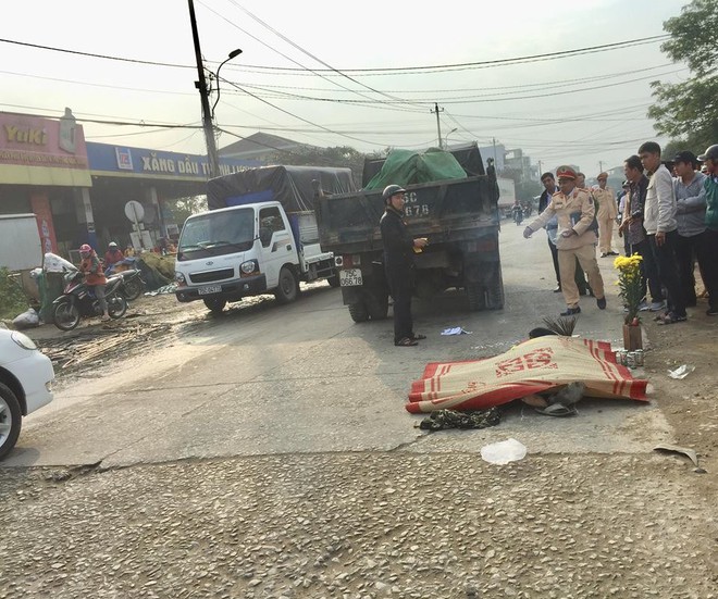 Nằm ngủ bên vệ đường, một người bị xe tải cán tử vong - Ảnh 1.