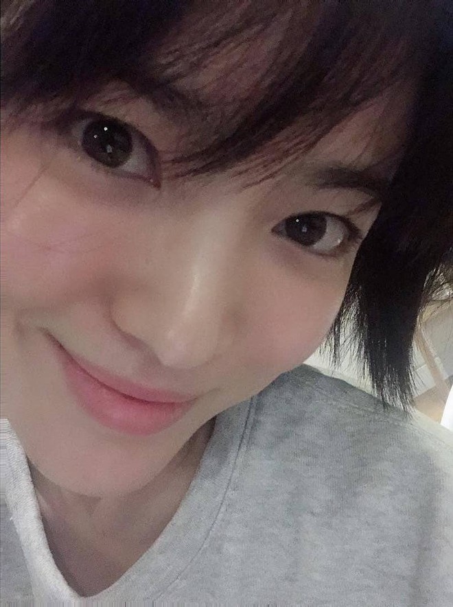 Song Hye Kyo gây choáng với ảnh selfie siêu cận mặt: 38 tuổi mà da bóng mịn không chút nếp nhăn - Ảnh 3.