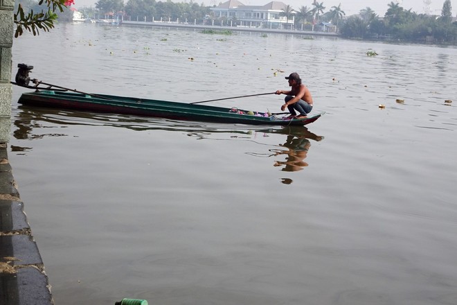 Người Sài Gòn mua cua mang đến chùa phóng sinh ngày ông Công ông Táo  - Ảnh 6.