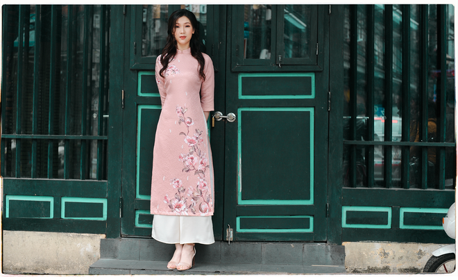 Hoa hậu Phí Thùy Linh diện áo dài đón Tết - Ảnh 6.