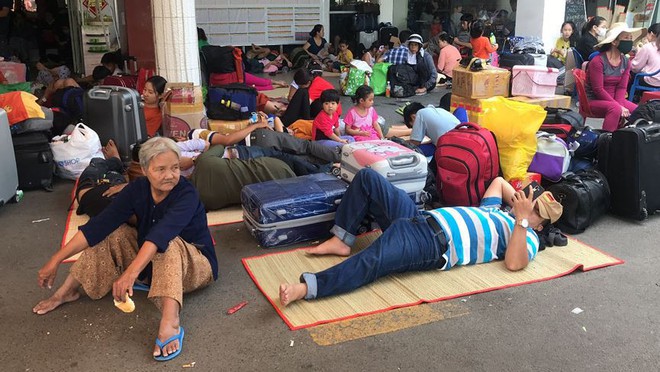 Thêm nhiều chuyến tàu trễ giờ, nghìn người vật vờ ở ga Sài Gòn - Ảnh 10.