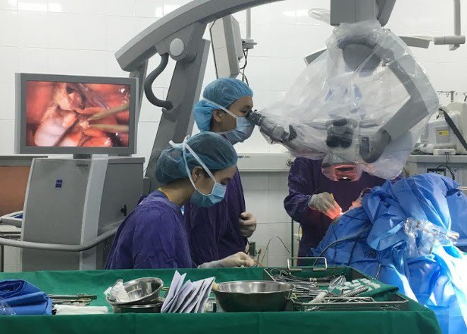 Lần đầu tiên tại Việt Nam: Bệnh nhân vừa mổ u não vừa… hát - Ảnh 2.