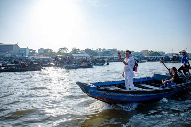 Mr. Đàm đốn tim fan với tình khúc Bolero bất hủ trên chợ nổi Cái Răng đón Tết 2019 - Ảnh 3.