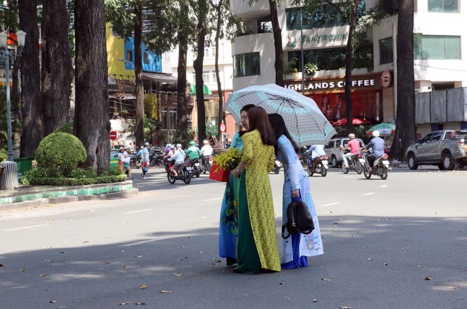 Trai xinh gái đẹp xúng xính chụp ảnh dọc phố ông đồ ở Sài Gòn - Ảnh 16.