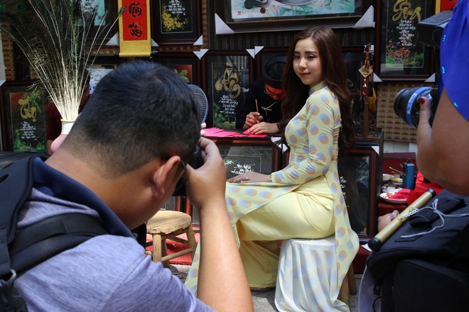 Trai xinh gái đẹp xúng xính chụp ảnh dọc phố ông đồ ở Sài Gòn - Ảnh 8.