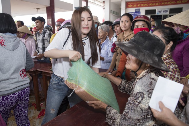 Tố My đưa các học trò về Bến Tre làm từ thiện cuối năm - Ảnh 6.