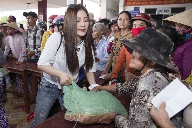 Tố My đưa các học trò về Bến Tre làm từ thiện cuối năm - Ảnh 5.