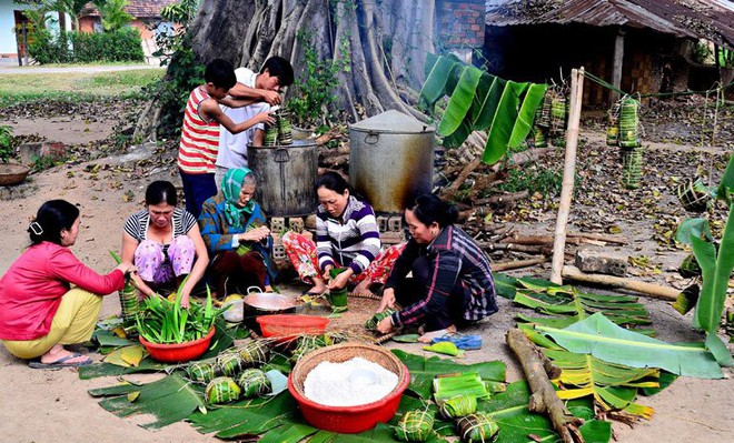 Ý nghĩa nhân sinh, văn hóa sâu sắc của tục gói bánh chưng, bánh dày ngày Tết - Ảnh 4.