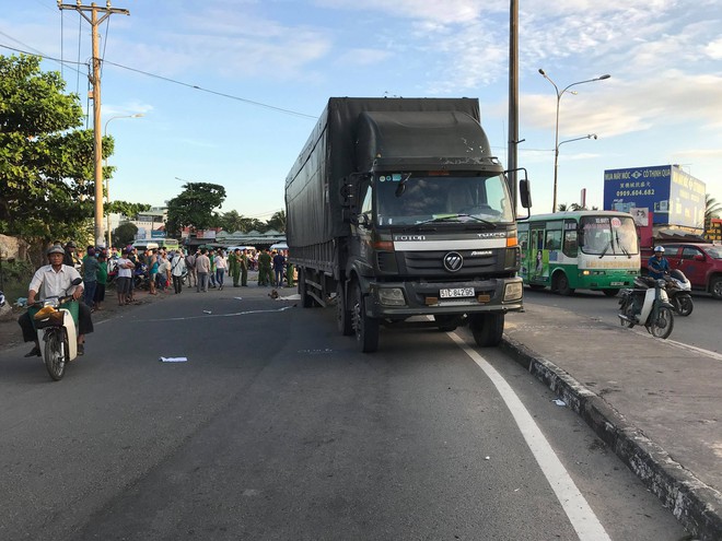 Người phụ nữ mang bầu bị xe tải cán qua người tử vong trên đường đi khám thai ở Sài Gòn - Ảnh 1.