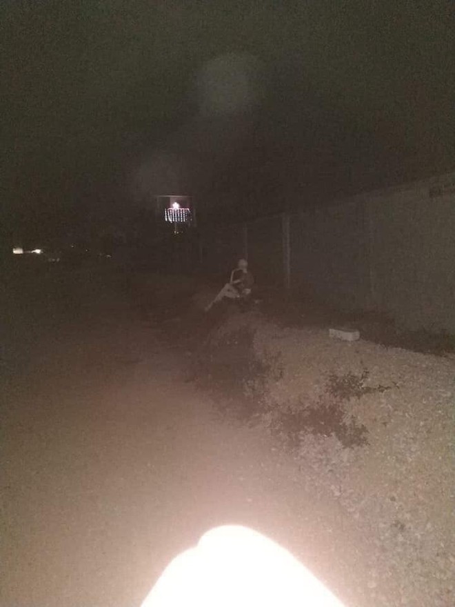 Điếng người trước hình ảnh cô gái chân dài ngồi tạo dáng bên lề đường giữa đêm - Ảnh 2.