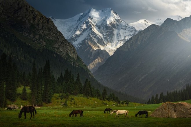 Thiên nhiên hùng vĩ ở Kyrgyzstan đẹp đến “nghẹt thở“ - Ảnh 1.