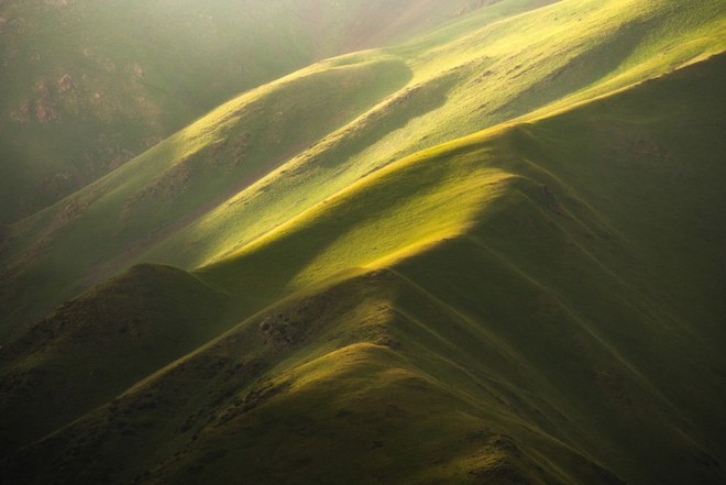 Thiên nhiên hùng vĩ ở Kyrgyzstan đẹp đến “nghẹt thở“ - Ảnh 2.