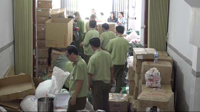 Hàng trăm nghìn bao cao su, gel bôi trơn giả trong căn nhà ở Sài Gòn - Ảnh 1.