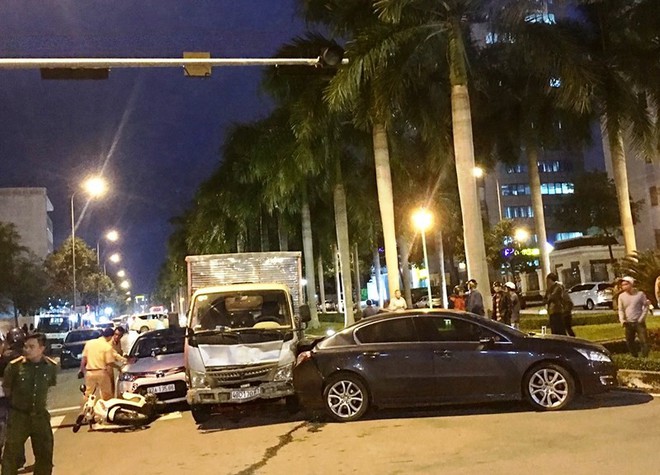 Xe tải lại húc văng nhiều xe đang dừng chờ đèn đỏ ở Đà Nẵng - Ảnh 1.