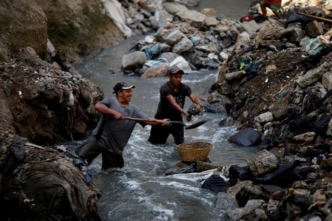 Cuộc sống cơ cực của những người chuyên đi bới rác ở Guatemala - Ảnh 11.