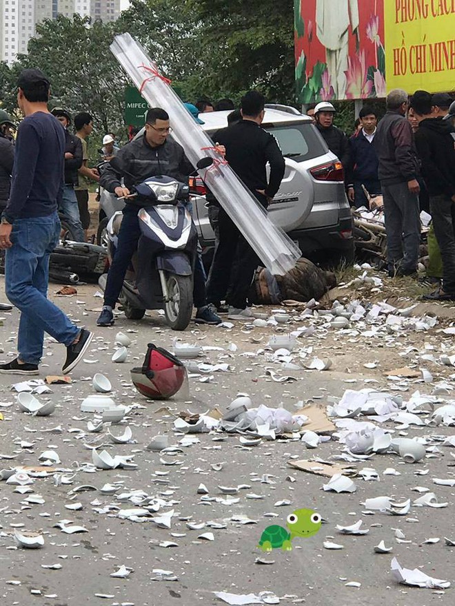 Bát đĩa vỡ tan tành, người nằm gầm xe trong vụ ô tô điên tông liên hoàn tại Hà Nội  - Ảnh 4.