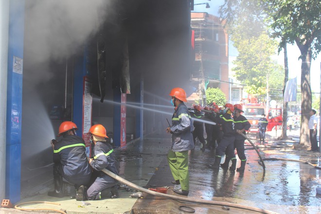 Cháy lớn tại cửa hàng trưng bày xe, PCT tỉnh Tiền Giang trực tiếp chỉ đạo chữa cháy - Ảnh 1.