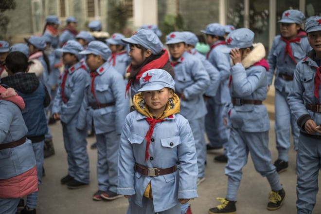 Trường học Trung Quốc dùng đồng phục thông minh để theo dõi học sinh - Ảnh 1.