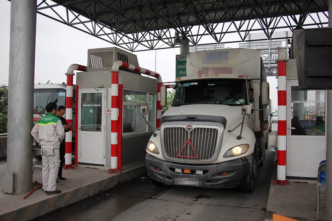 Lái xe container đỗ xe tại trạm thu phí BOT Tiên Cựu rồi bỏ đi - Ảnh 1.