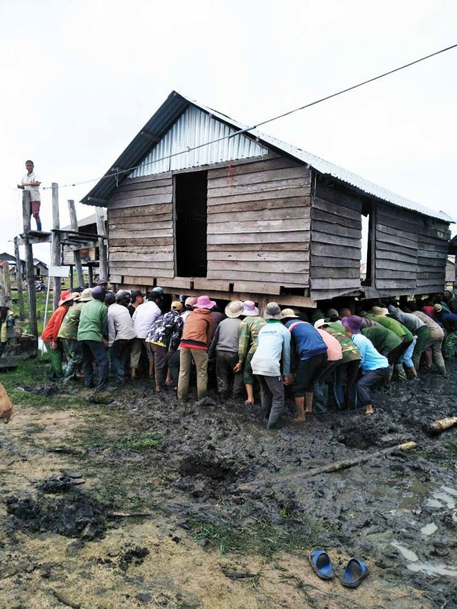 Pờ Tó, xã thần đèn với những căn nhà sàn biết đi - Ảnh 4.