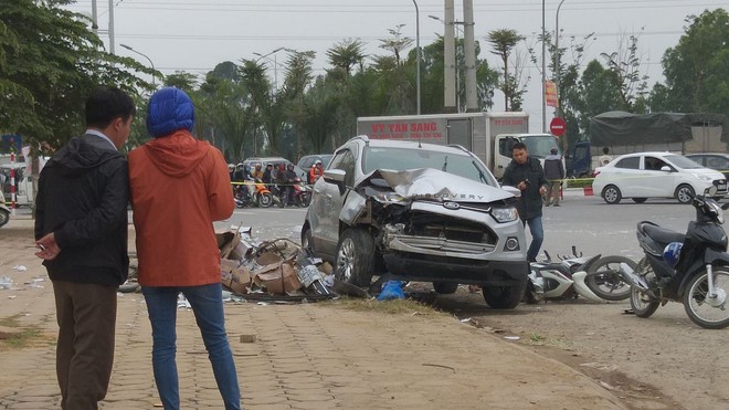 Vụ xe điên tông vợ chồng tử vong: Người dân vẫy xe tải đưa nạn nhân đi cấp cứu - Ảnh 4.