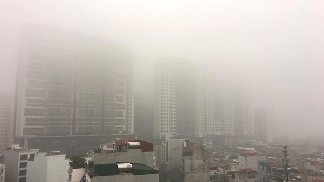 Hà Nội chìm trong sương mù sáng đầu tuần - Ảnh 1.