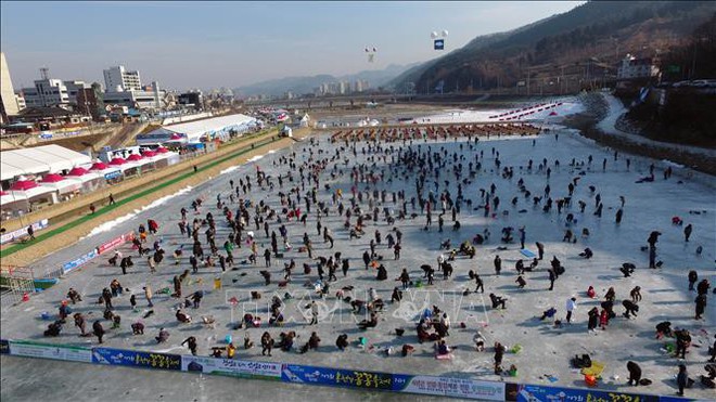 Đặc sắc lễ hội câu cá trên băng ở Hàn Quốc - Ảnh 3.