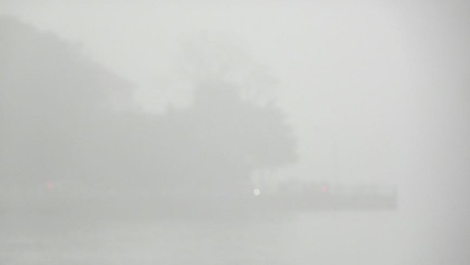Hà Nội chìm trong sương mù sáng đầu tuần - Ảnh 4.