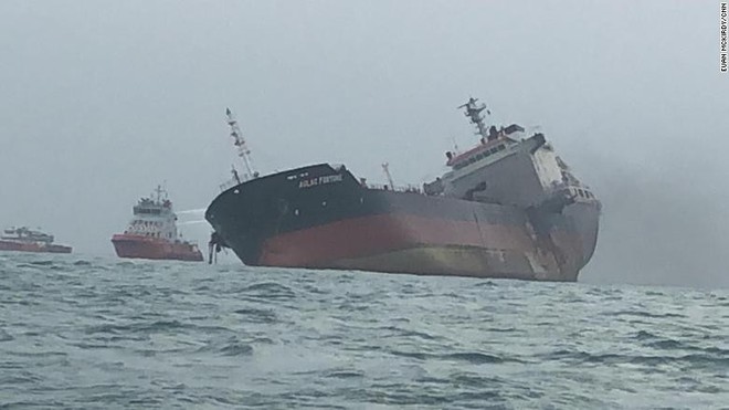 Cận cảnh tàu chở dầu treo cờ Việt Nam sau khi cháy ngùn ngụt ngoài khơi Hong Kong - Ảnh 7.