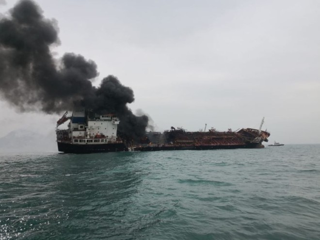 Cận cảnh tàu chở dầu treo cờ Việt Nam sau khi cháy ngùn ngụt ngoài khơi Hong Kong - Ảnh 3.