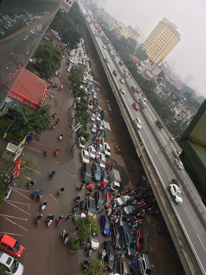 Tắc đường kinh hoàng ở Hà Nội sáng nay: Qua 20 cái đèn xanh rồi mà vẫn không thể di chuyển - Ảnh 8.