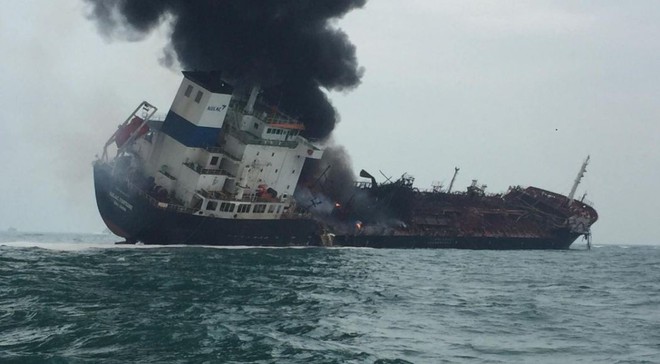 Cận cảnh tàu chở dầu treo cờ Việt Nam sau khi cháy ngùn ngụt ngoài khơi Hong Kong - Ảnh 4.