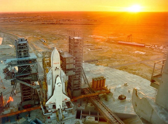 Vì sao Liên Xô từ bỏ dự án tàu vũ trụ Buran siêu việt hơn cả của Mỹ? - Ảnh 1.