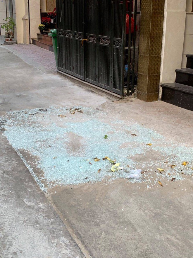 Người đàn ông bắn vỡ hàng loạt kính nhà dân trong đêm ở Sài Gòn - Ảnh 1.