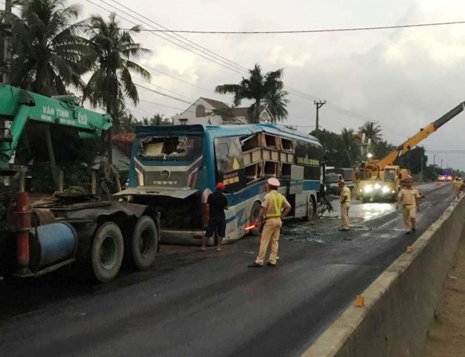 TNGT liên hoàn giữa hai ôtô khách, 1 người chết, 5 người bị thương - Ảnh 1.