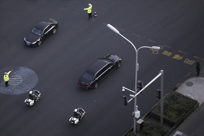 Đoàn xe ông Kim Jong-un được hộ tống hùng hậu trên đường phố Bắc Kinh - Ảnh 3.