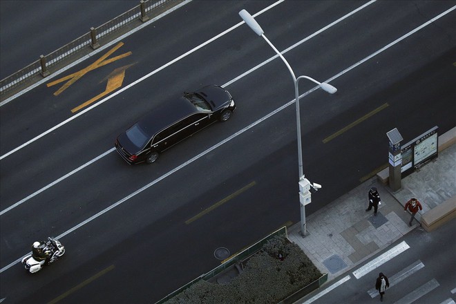 Đoàn xe ông Kim Jong-un được hộ tống hùng hậu trên đường phố Bắc Kinh - Ảnh 6.