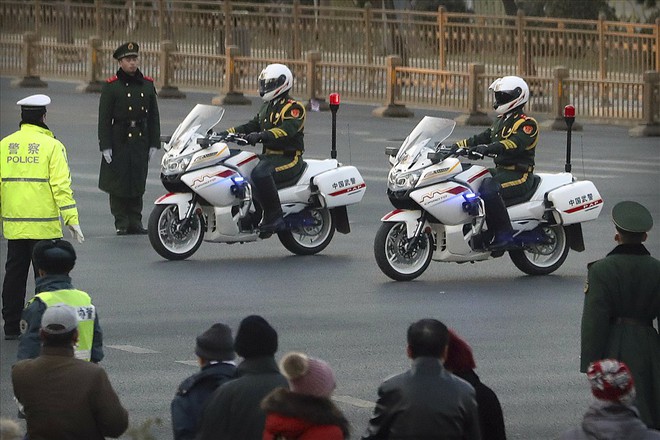 Đoàn xe ông Kim Jong-un được hộ tống hùng hậu trên đường phố Bắc Kinh - Ảnh 7.