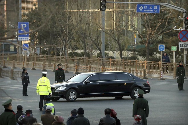Đoàn xe ông Kim Jong-un được hộ tống hùng hậu trên đường phố Bắc Kinh - Ảnh 8.