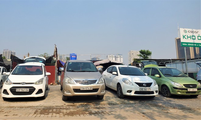 Hàng trăm ô tô tiền tỷ nằm phơi nắng chờ khách mua ở Hà Nội - Ảnh 2.