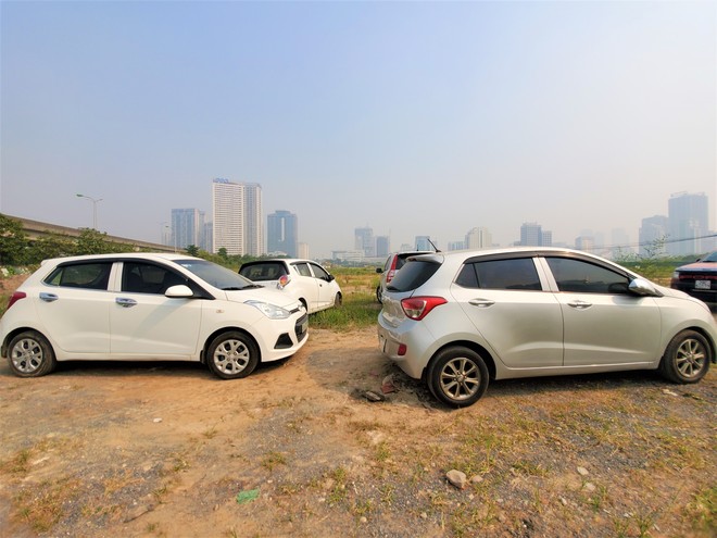 Hàng trăm ô tô tiền tỷ nằm phơi nắng chờ khách mua ở Hà Nội - Ảnh 5.