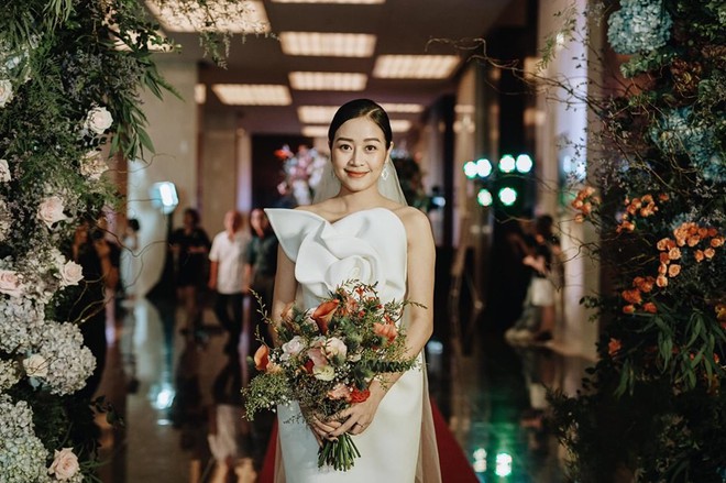 Kết hôn với chồng quyền lực ở VTV4, MC Phí Linh ngày càng xinh đẹp, gợi cảm - Ảnh 1.