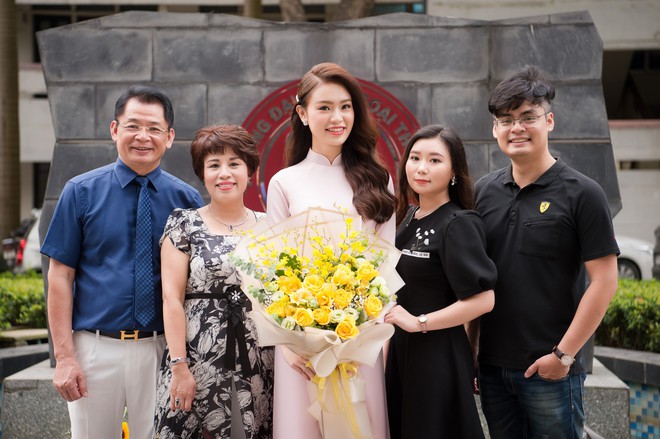 Sau 3 năm, cô gái vàng của Hoa hậu Việt Nam tốt nghiệp Đại học Ngoại thương loại xuất sắc - Ảnh 1.