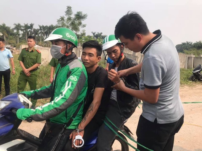 Thực nghiệm hiện trường vụ sát hại nam sinh chạy Grab: 2 nghi phạm được tạm tháo còng tay - Ảnh 5.