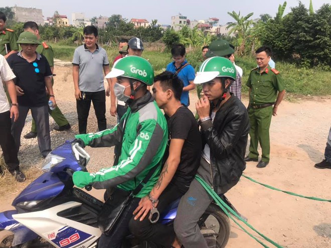 Thực nghiệm hiện trường vụ sát hại nam sinh chạy Grab: 2 nghi phạm được tạm tháo còng tay - Ảnh 4.