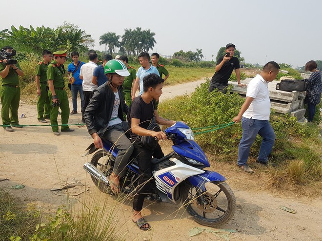 Thực nghiệm hiện trường vụ sát hại nam sinh chạy Grab: 2 nghi phạm được tạm tháo còng tay - Ảnh 12.