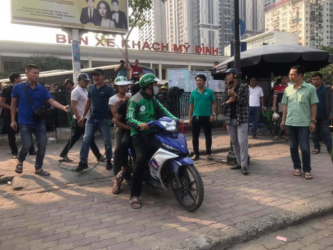 Thực nghiệm hiện trường vụ sát hại nam sinh chạy Grab: 2 nghi phạm được tạm tháo còng tay - Ảnh 19.