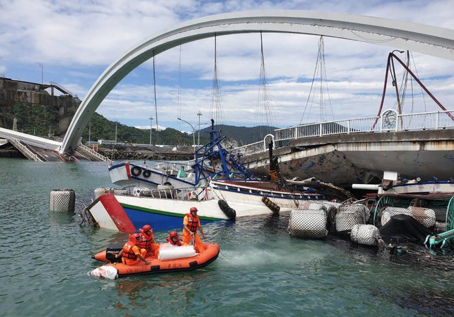 Kinh hoàng giây phút cây cầu Đài Loan bất thình lình sập xuống - Ảnh 1.